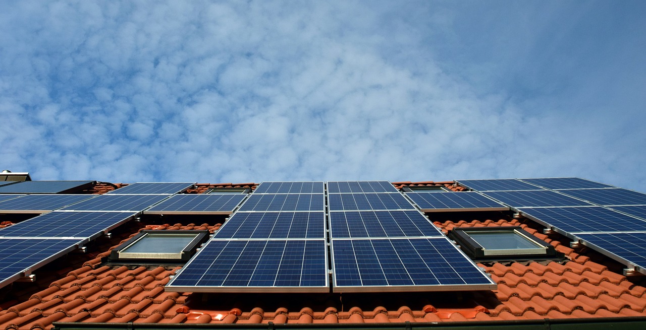 -O que é e como funciona a energia solar? -Como funciona a energia solar dentro de casa? -Como funciona a energia solar em dias de chuva? -Como é o sistema de energia sola? -Quais são as vantagens do uso da energia solar? -O que preciso para gerar energia solar?