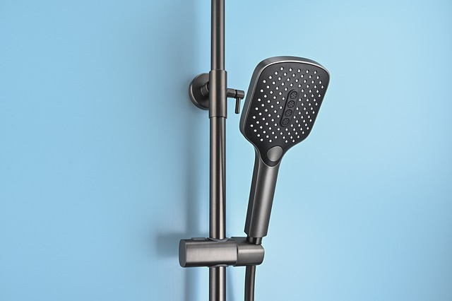 Descubra quanto o chuveiro elétrico consome de energia, como calcular seu gasto mensal e dicas para economizar sem perder o conforto.